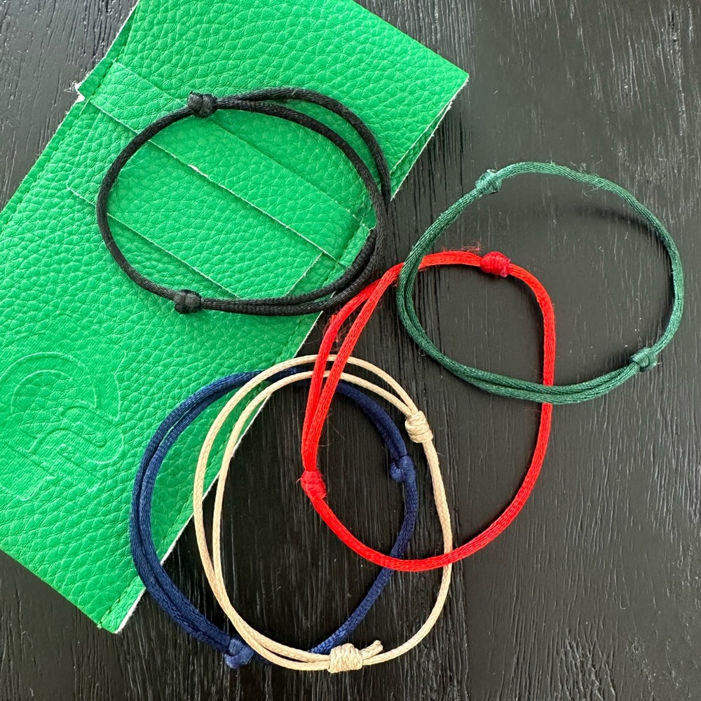5 adjustable string bracelets (with green pouch)